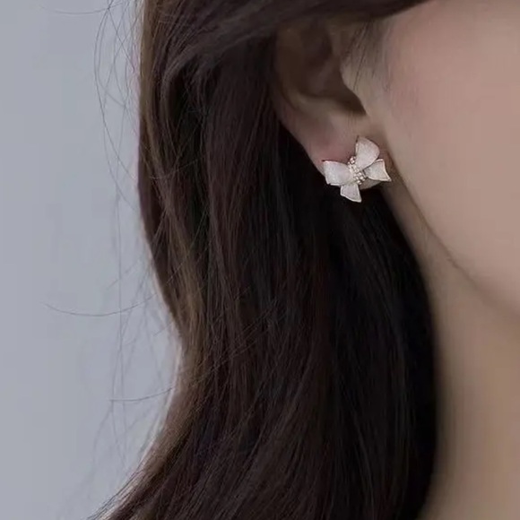 Cream Colored Gold Bow Earrings - Picture 3 of 8